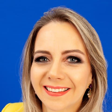 Profa. PhD Renata Correa, sorrindo e olhando para a câmera