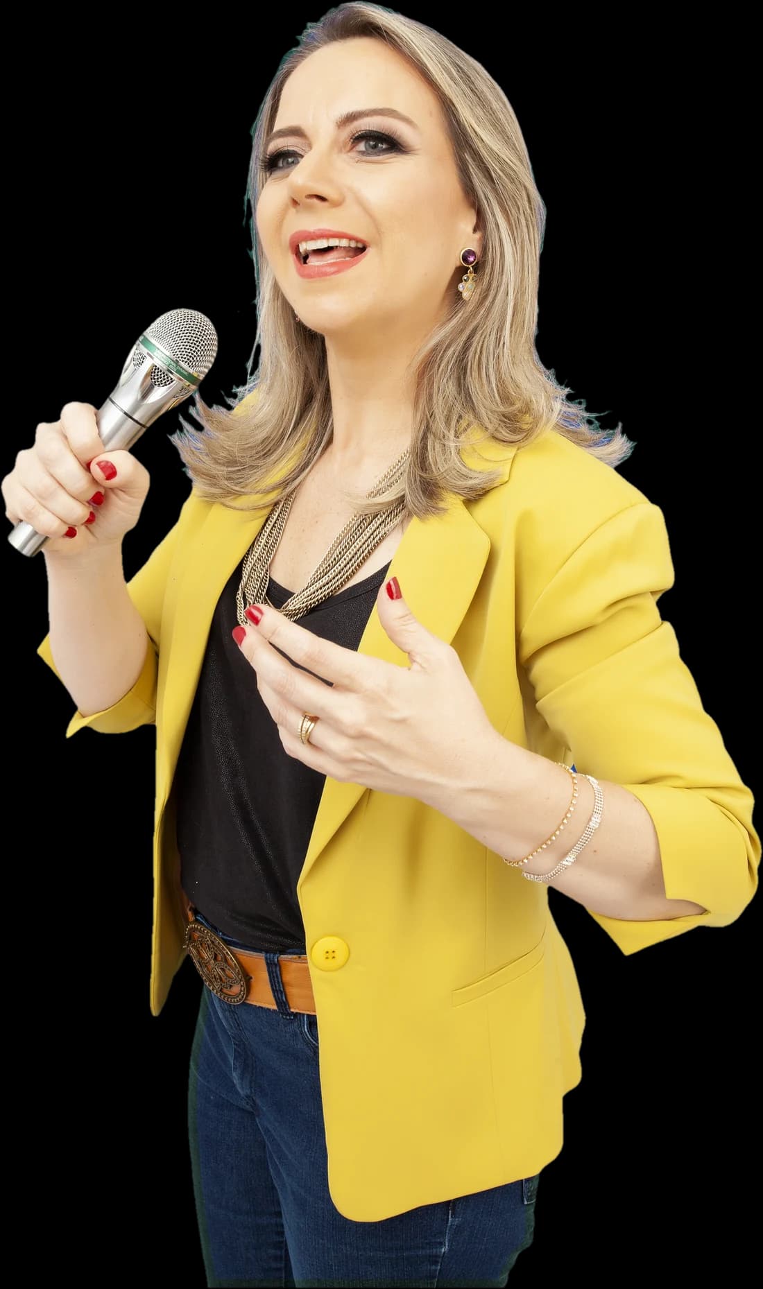 Professora PhD Renata Correa de blazer amarelo, com um microfone na mão, falando