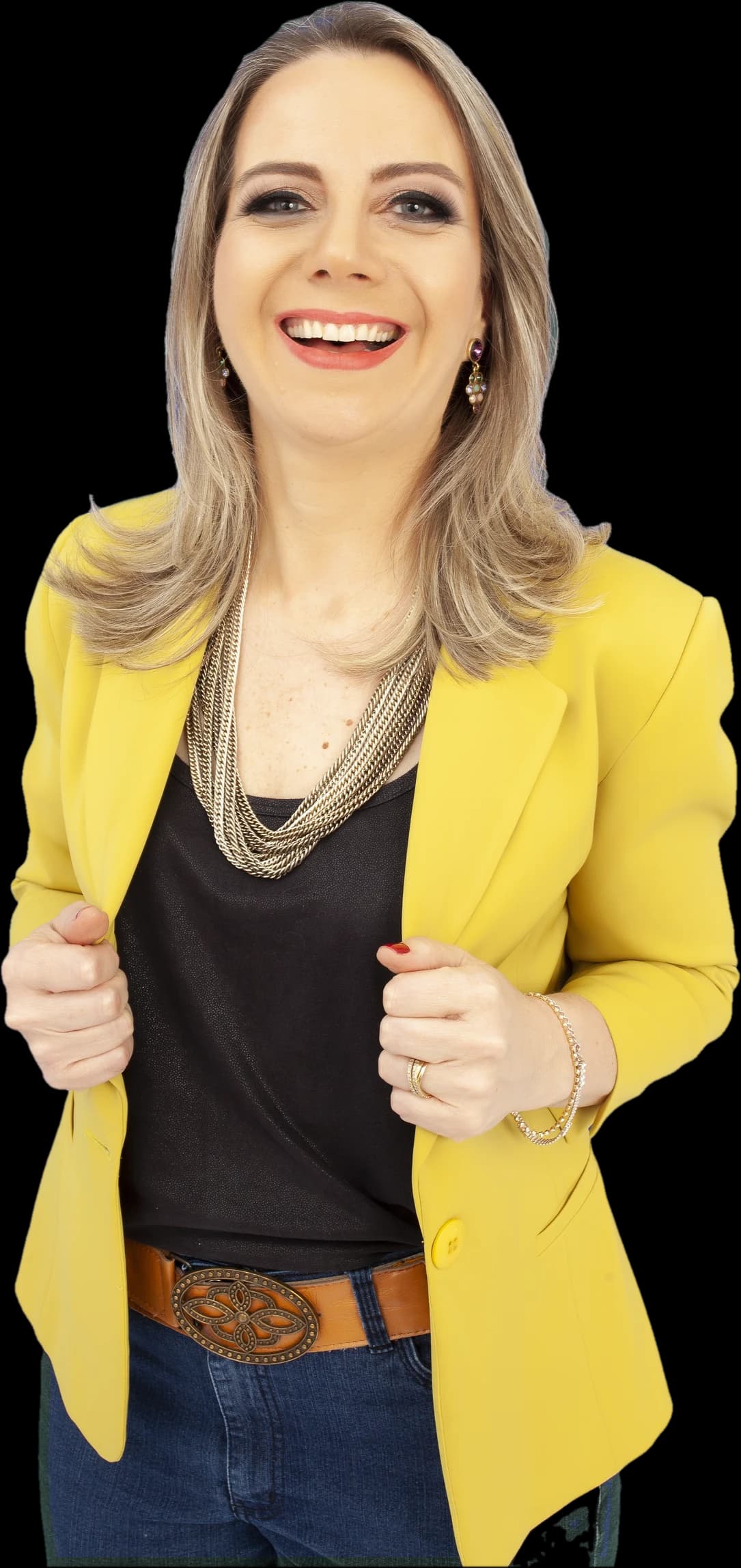 Professora PhD Renata Correa de blazer amarelo, rindo e olhando para a câmera