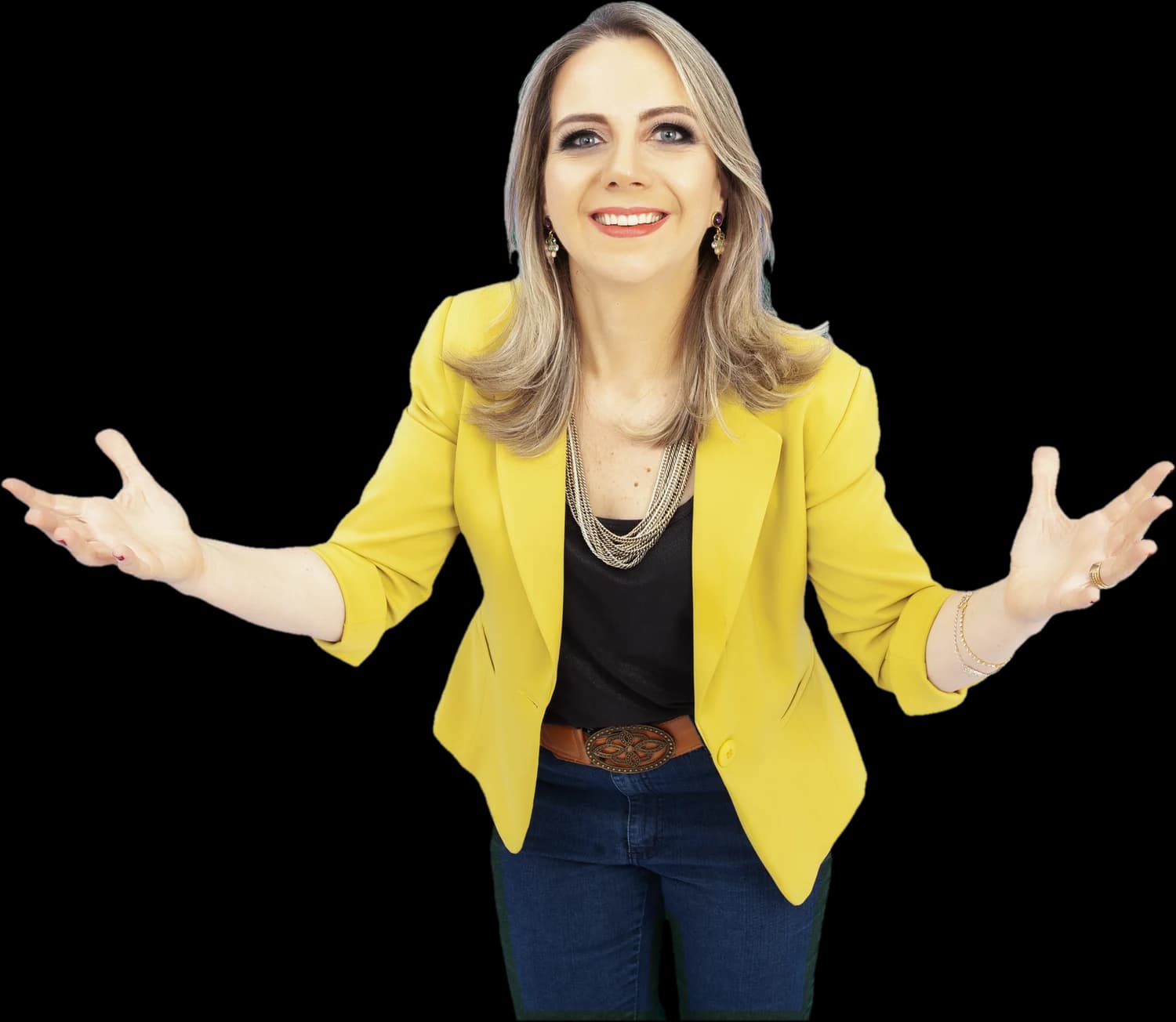 Professora PhD Renata Correa de blazer amarelo, de braços abertos, sorrindo e olhando para a câmera