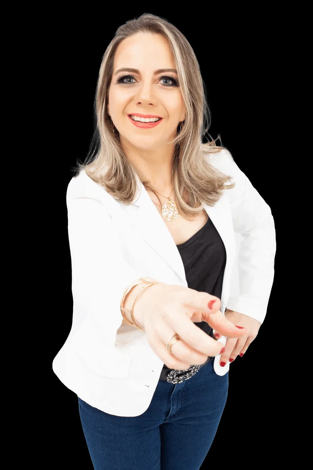 Professora PhD Renata Correa olhando para a câmera e apontando, de blazer branco