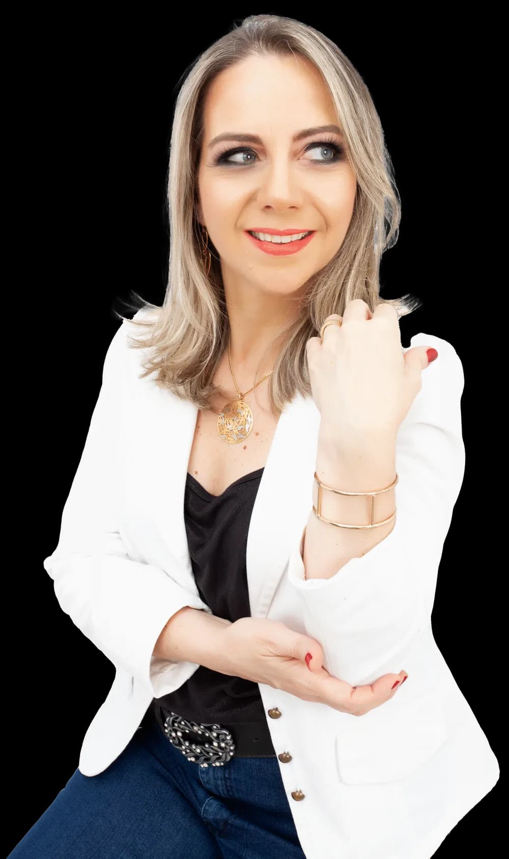 Professora PhD Renata Correa de blazer branco, sorrindo e olhando para a câmera