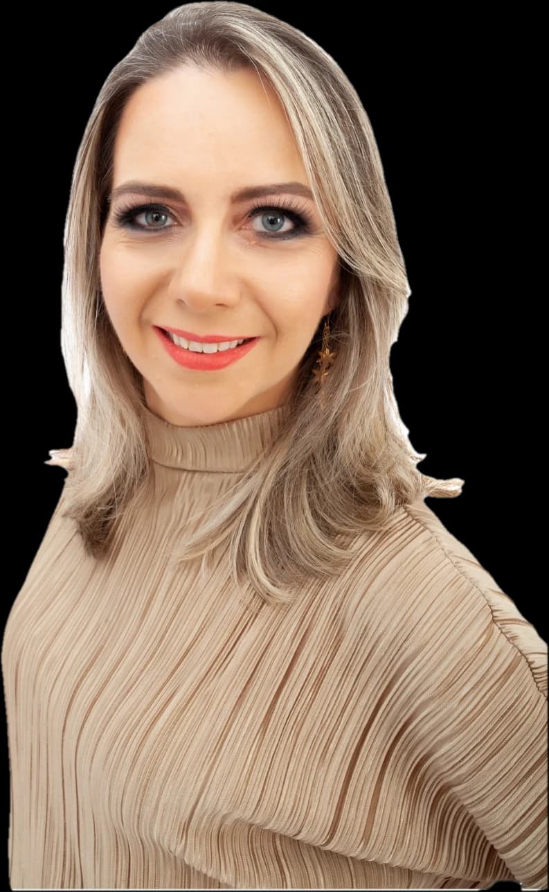Professora PhD Renata Correa de blusa dourada, sorrindo e olhando para a câmera