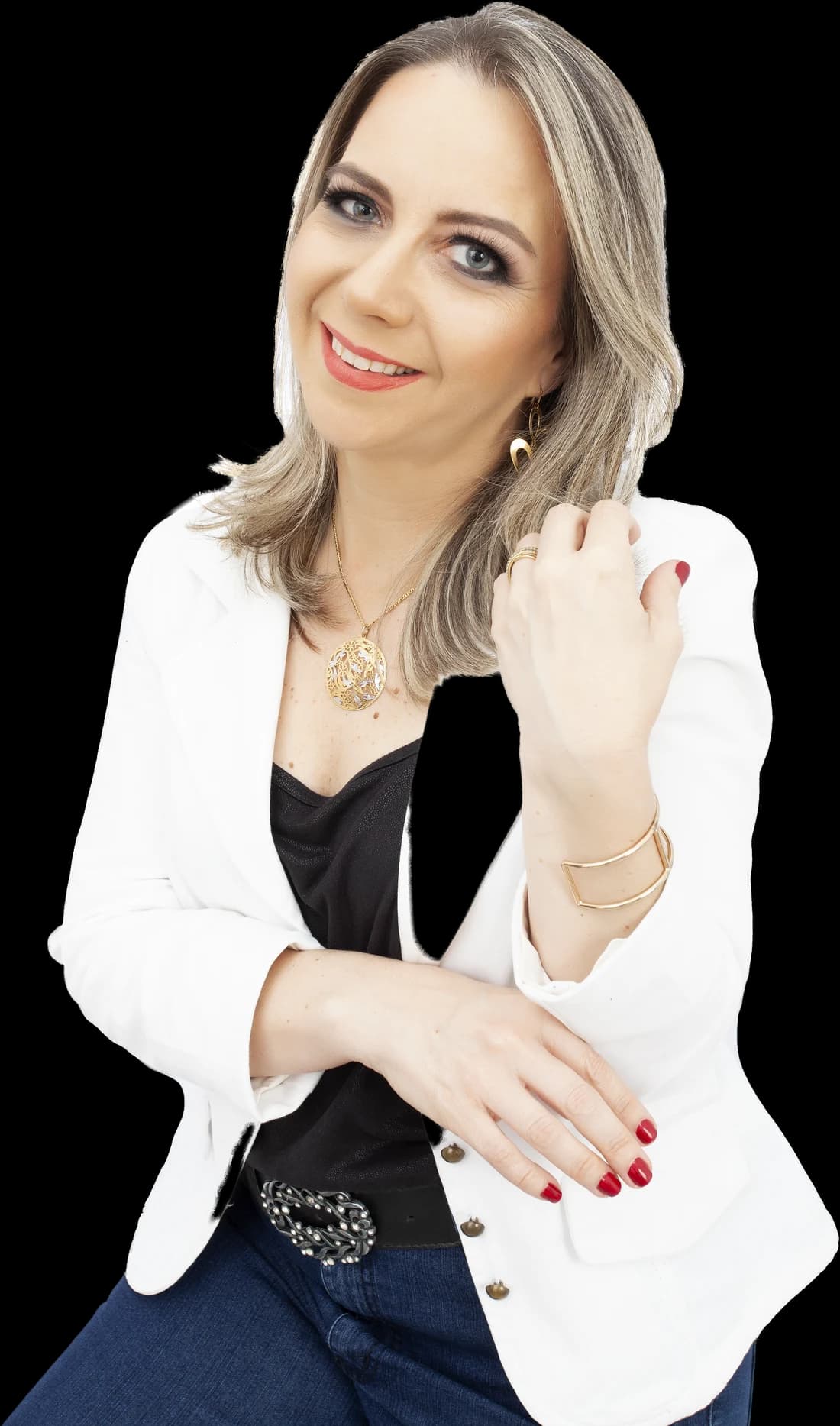 Professora PhD Renata Correa sorrindo e olhando para a câmera, de blazer branco, com a mão junto ao ombro