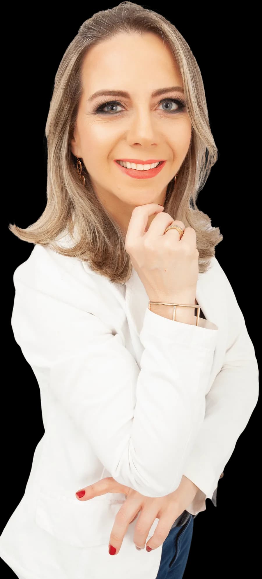 Professora PhD Renata Correa de blazer branco, com a mão no queixo, olhando para a câmera