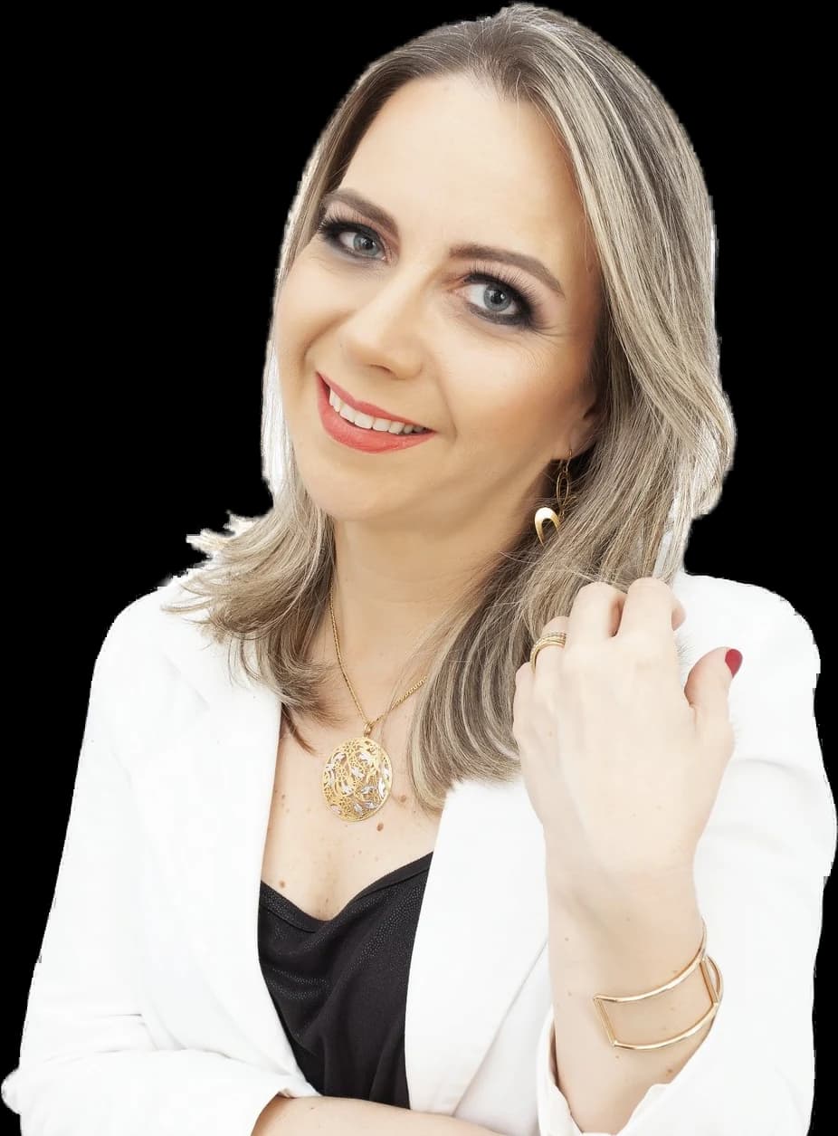 Professora PhD Renata Correa sorrindo e olhando para a câmera, de blazer branco