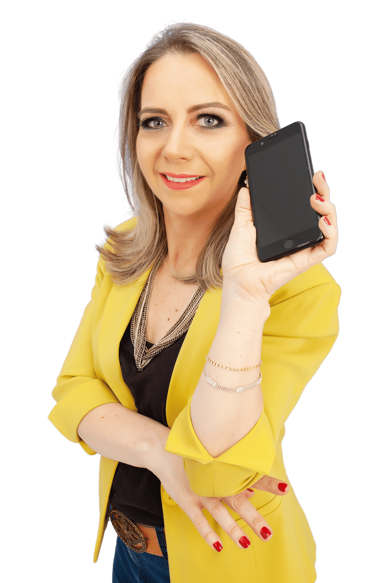 Professora PhD Renata Correa de blazer amarelo, segurando um celular e sorrindo para a câmera