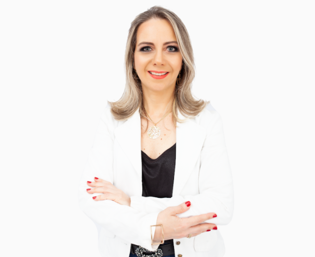 Professora Renata Correa indicando serviços de marketing digital.